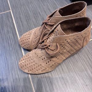 Toms Women's Tan Suede Ankle Boots